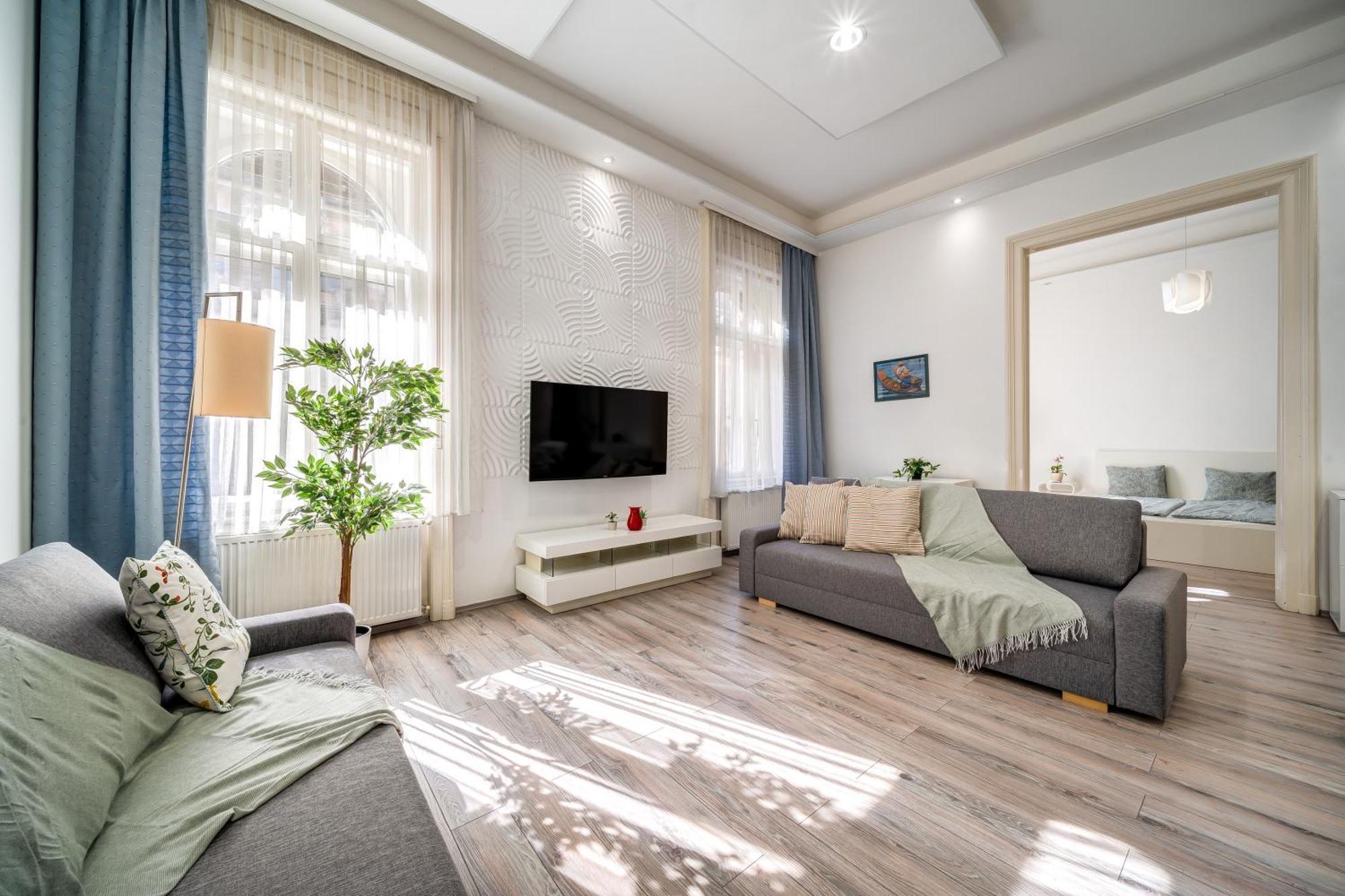 Moments By Stn * Budapest